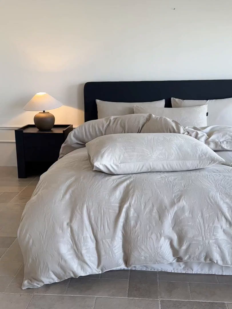 91家纺网 家纺一手货源 找家纺 卡巴伦家纺 2026新款全棉厚织提花系列简约款四件套 戴妃-奶驼