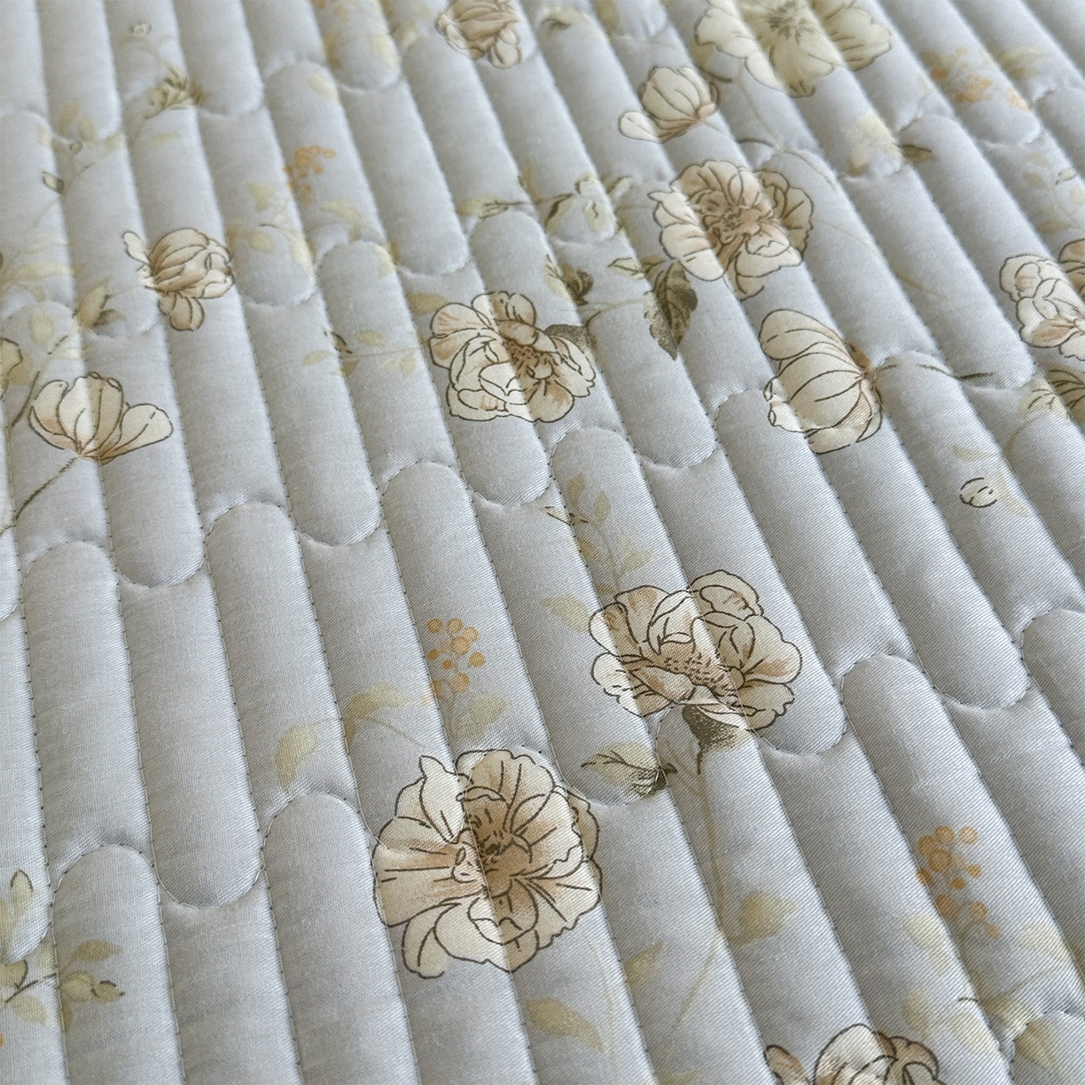 91家纺网 家纺一手货源 找家纺 凌云家纺 2026新款A类13372全棉床盖一面棉一面绒 漫步云端