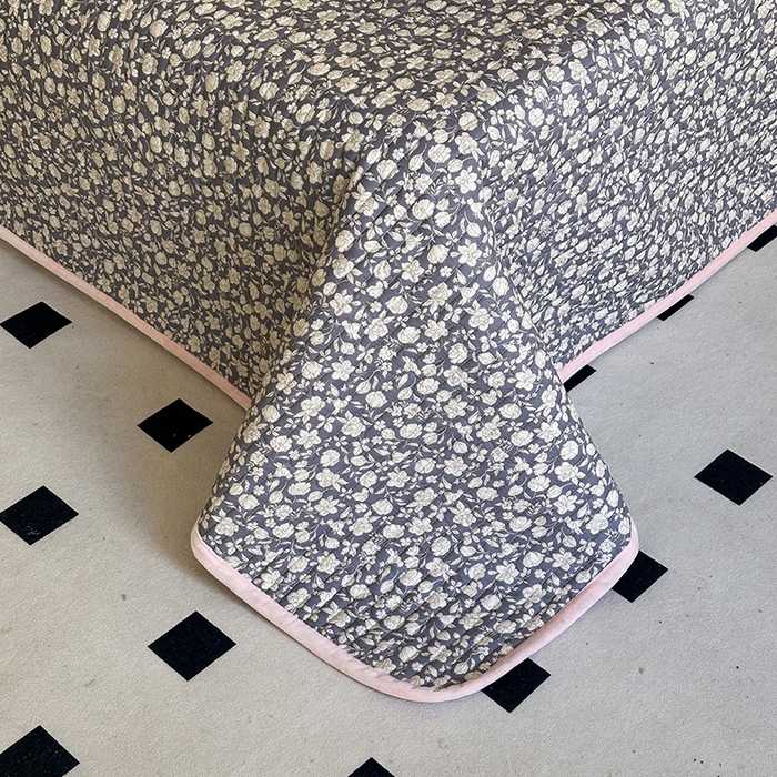 91家纺网 家纺一手货源 找家纺 凌云家纺 2026新款A类13372全棉床盖一面棉一面绒 春汐