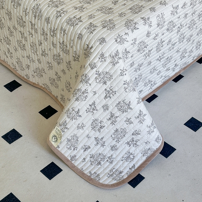 91家纺网 家纺一手货源 找家纺 凌云家纺 2026新款A类13372全棉床盖一面棉一面绒 花韵