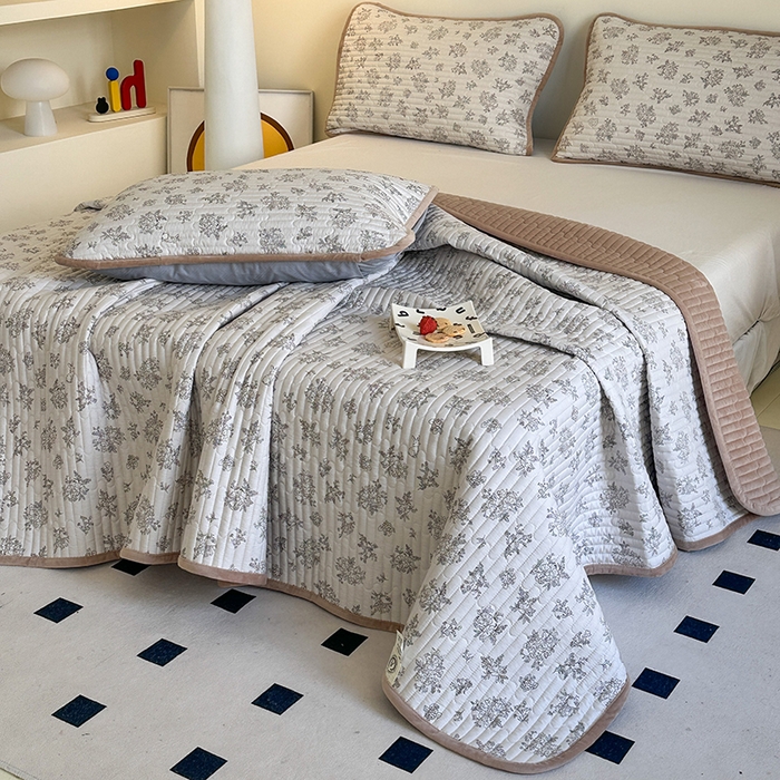 91家纺网 家纺一手货源 找家纺 凌云家纺 2026新款A类13372全棉床盖一面棉一面绒 花韵