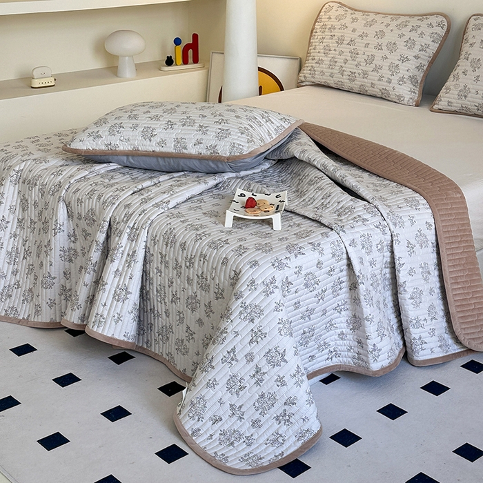 91家纺网 家纺一手货源 找家纺 凌云家纺 2026新款A类13372全棉床盖一面棉一面绒 花韵