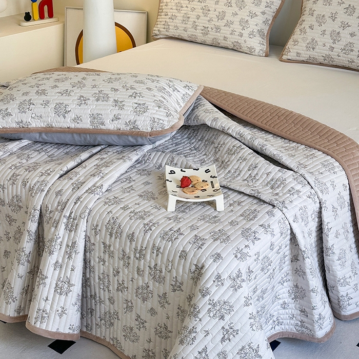 91家纺网 家纺一手货源 找家纺 凌云家纺 2026新款A类13372全棉床盖一面棉一面绒 花韵