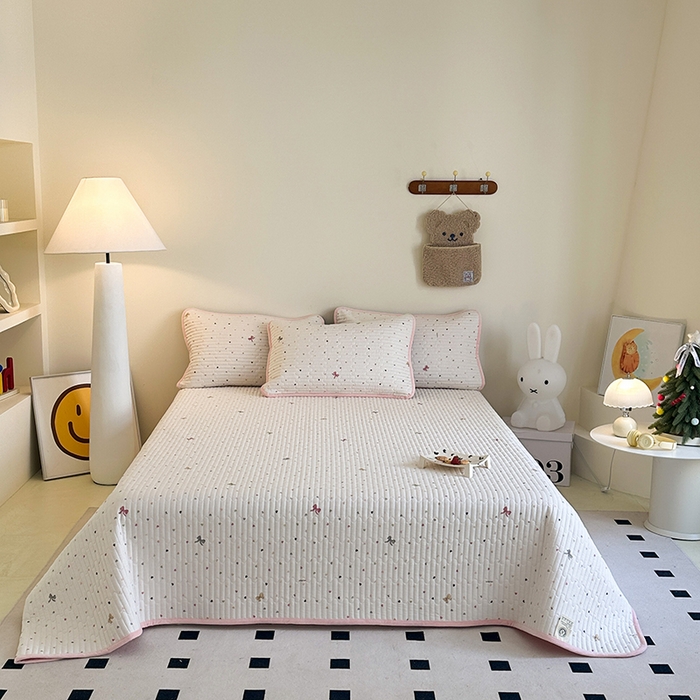 91家纺网 家纺一手货源 找家纺 凌云家纺 2026新款A类13372全棉床盖一面棉一面绒 怦然心动