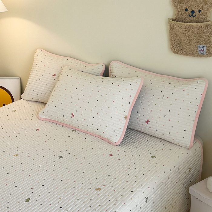 91家纺网 家纺一手货源 找家纺 凌云家纺 2026新款A类13372全棉床盖一面棉一面绒 怦然心动