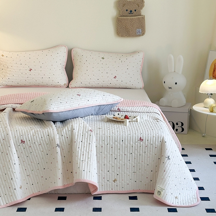 91家纺网 家纺一手货源 找家纺 凌云家纺 2026新款A类13372全棉床盖一面棉一面绒 怦然心动