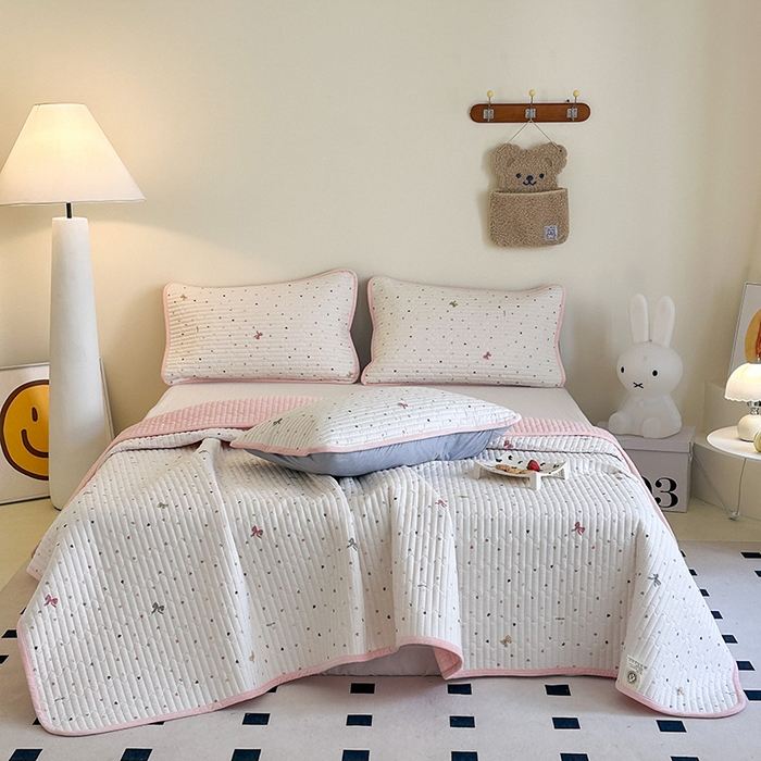 91家纺网 家纺一手货源 找家纺 凌云家纺 2026新款A类13372全棉床盖一面棉一面绒 怦然心动