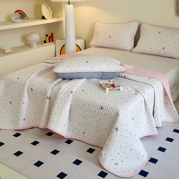 91家纺网 家纺一手货源 找家纺 凌云家纺 2026新款A类13372全棉床盖一面棉一面绒 怦然心动