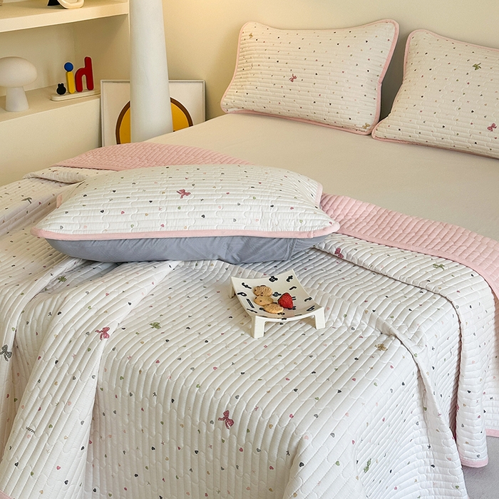 91家纺网 家纺一手货源 找家纺 凌云家纺 2026新款A类13372全棉床盖一面棉一面绒 怦然心动