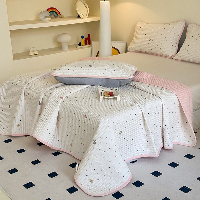 91家纺网 家纺一手货源 找家纺 凌云家纺 2026新款A类13372全棉床盖一面棉一面绒 怦然心动