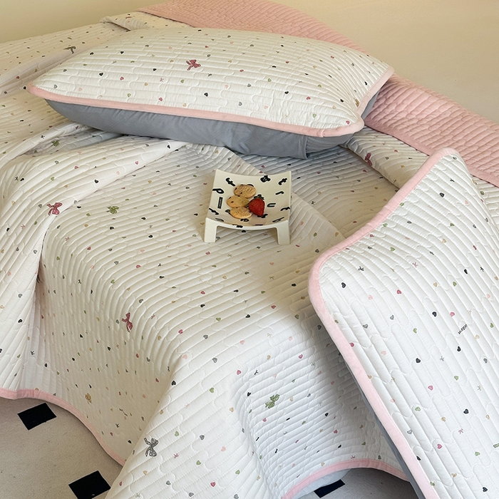 91家纺网 家纺一手货源 找家纺 凌云家纺 2026新款A类13372全棉床盖一面棉一面绒 怦然心动