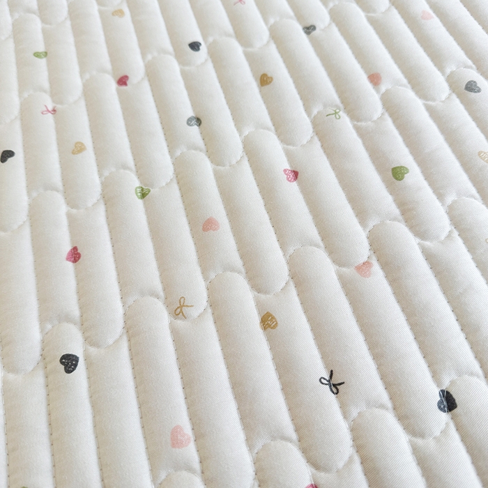 91家纺网 家纺一手货源 找家纺 凌云家纺 2026新款A类13372全棉床盖一面棉一面绒 怦然心动