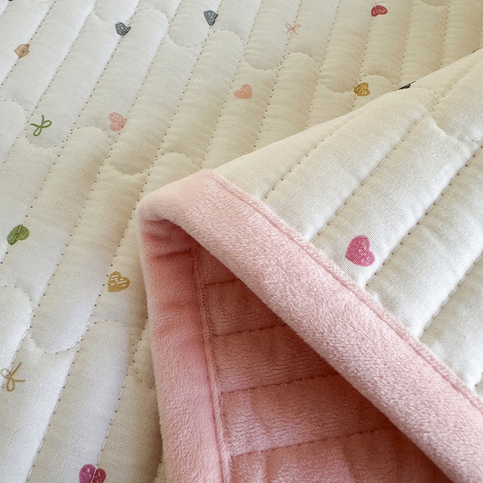 91家纺网 家纺一手货源 找家纺 凌云家纺 2026新款A类13372全棉床盖一面棉一面绒 怦然心动