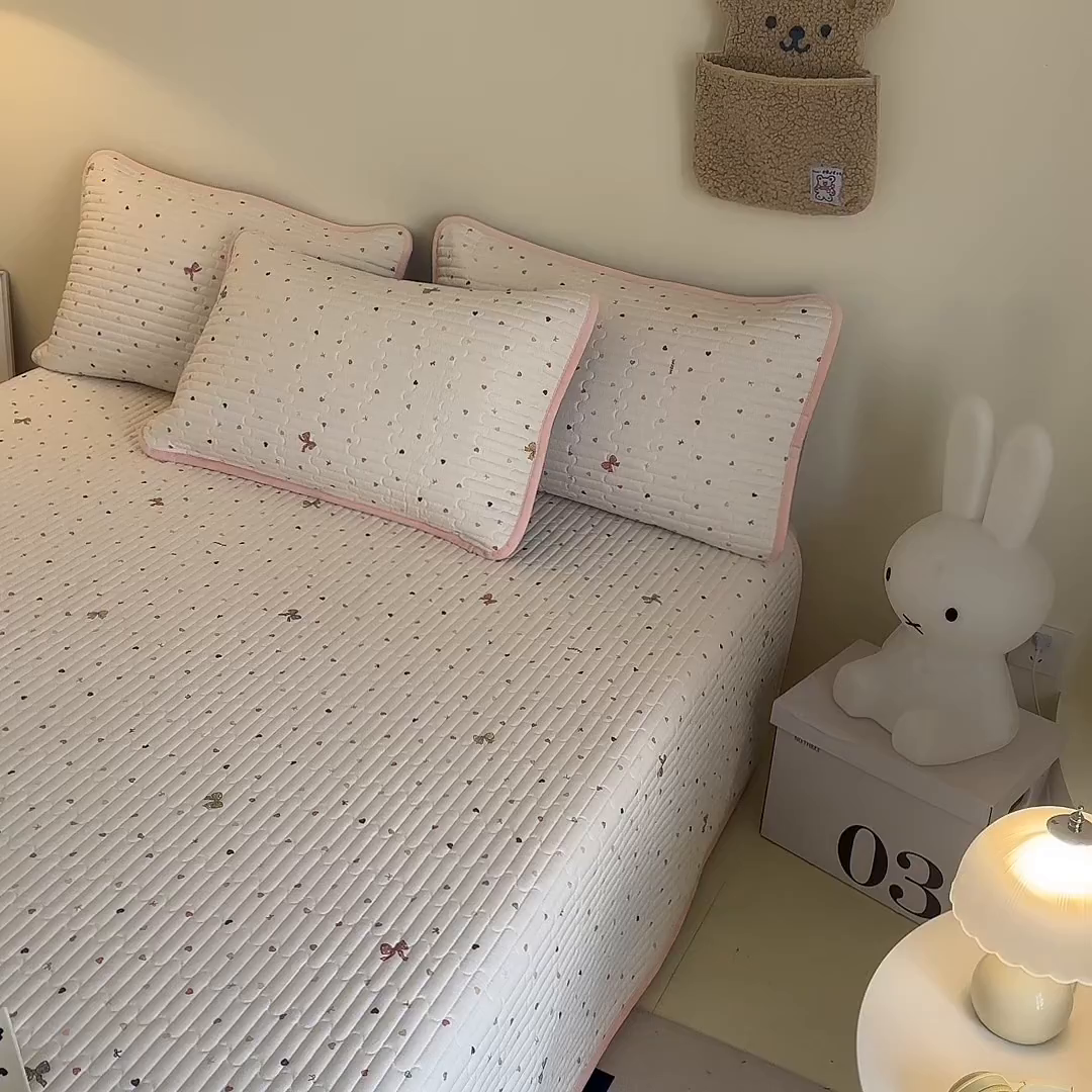 91家纺网 家纺一手货源 找家纺 凌云家纺 2026新款A类13372全棉床盖一面棉一面绒 怦然心动