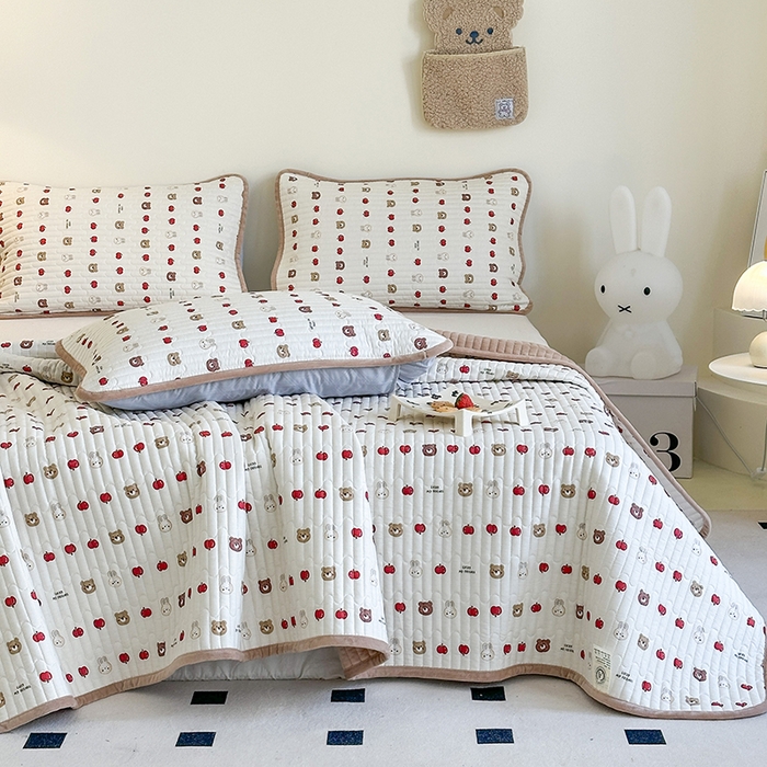 91家纺网 家纺一手货源 找家纺 凌云家纺 2026新款A类13372全棉床盖一面棉一面绒 苹果乐园