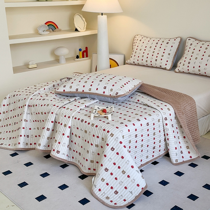 91家纺网 家纺一手货源 找家纺 凌云家纺 2026新款A类13372全棉床盖一面棉一面绒 苹果乐园