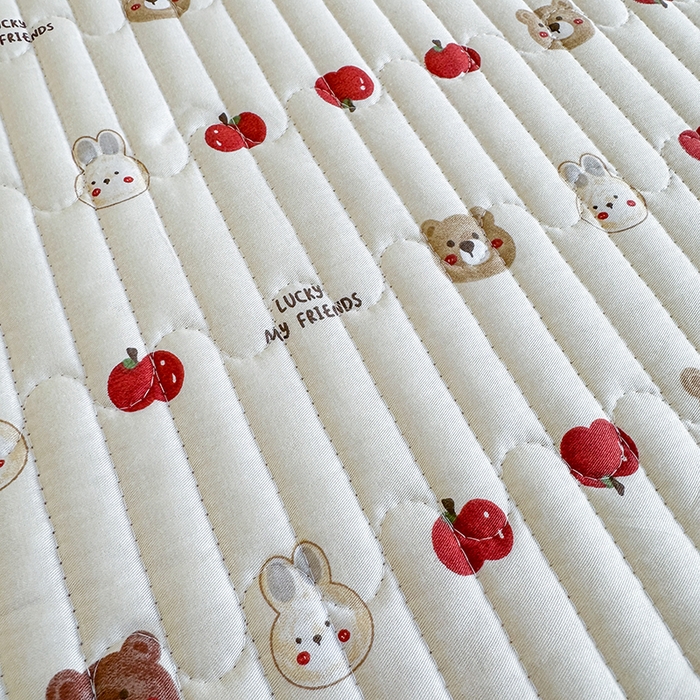 91家纺网 家纺一手货源 找家纺 凌云家纺 2026新款A类13372全棉床盖一面棉一面绒 苹果乐园