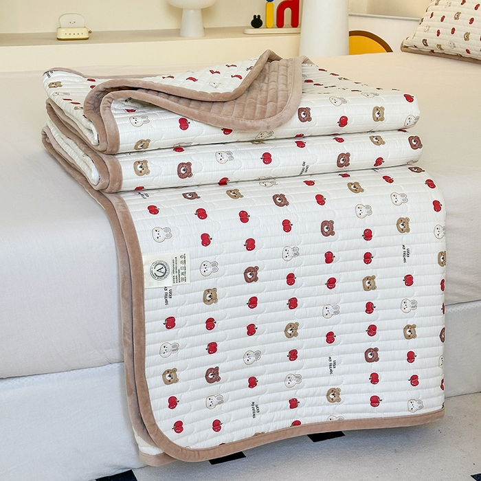 91家纺网 家纺一手货源 找家纺 凌云家纺 2026新款A类13372全棉床盖一面棉一面绒 苹果乐园