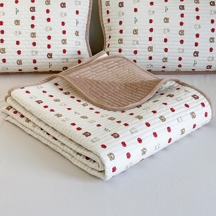 91家纺网 家纺一手货源 找家纺 凌云家纺 2026新款A类13372全棉床盖一面棉一面绒 苹果乐园