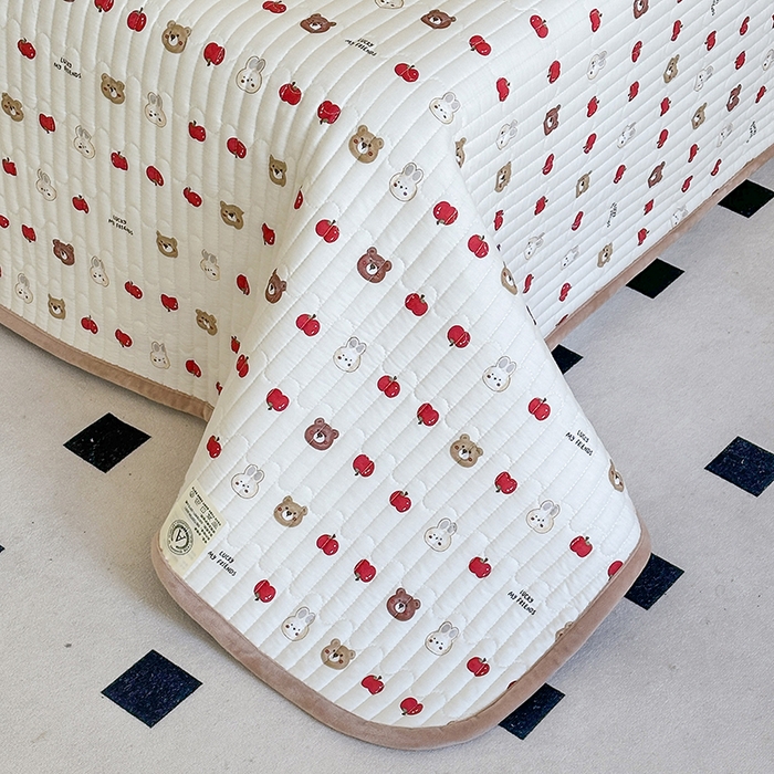 91家纺网 家纺一手货源 找家纺 凌云家纺 2026新款A类13372全棉床盖一面棉一面绒 苹果乐园