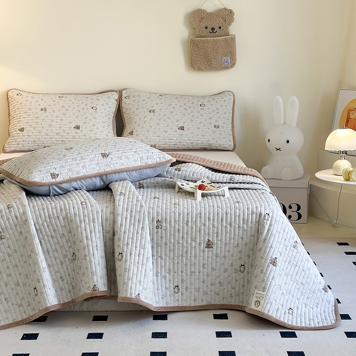 91家纺网 家纺一手货源 找家纺 凌云家纺 2026新款A类13372全棉床盖一面棉一面绒 游园日记