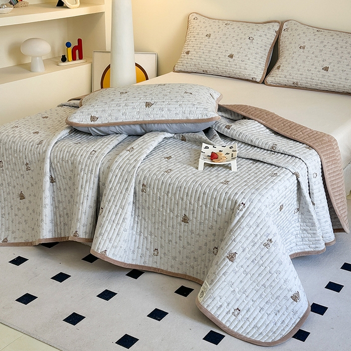 91家纺网 家纺一手货源 找家纺 凌云家纺 2026新款A类13372全棉床盖一面棉一面绒 游园日记