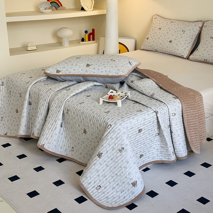 91家纺网 家纺一手货源 找家纺 凌云家纺 2026新款A类13372全棉床盖一面棉一面绒 游园日记