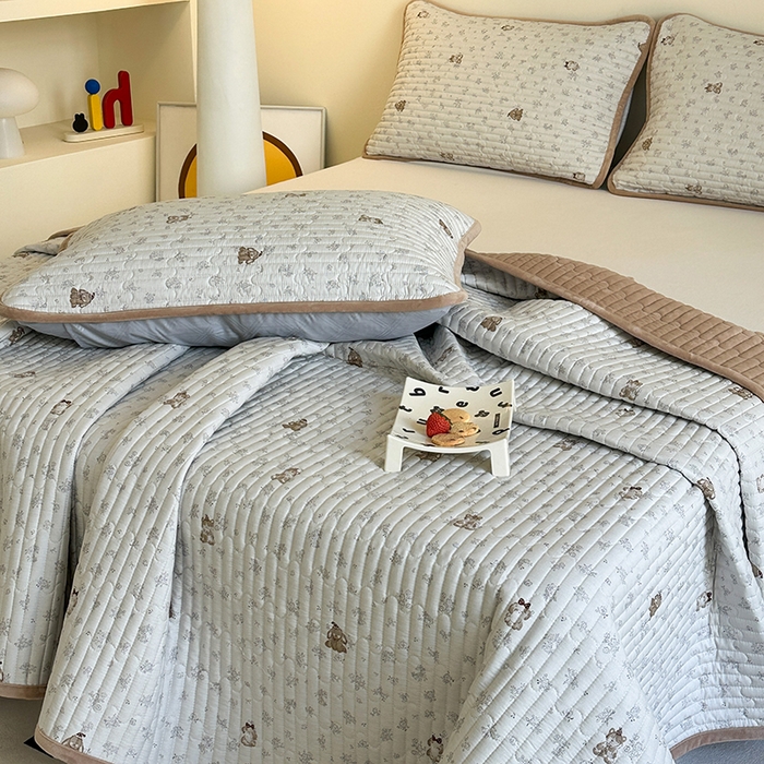 91家纺网 家纺一手货源 找家纺 凌云家纺 2026新款A类13372全棉床盖一面棉一面绒 游园日记