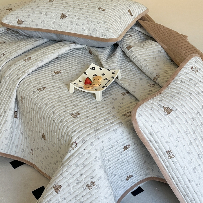 91家纺网 家纺一手货源 找家纺 凌云家纺 2026新款A类13372全棉床盖一面棉一面绒 游园日记