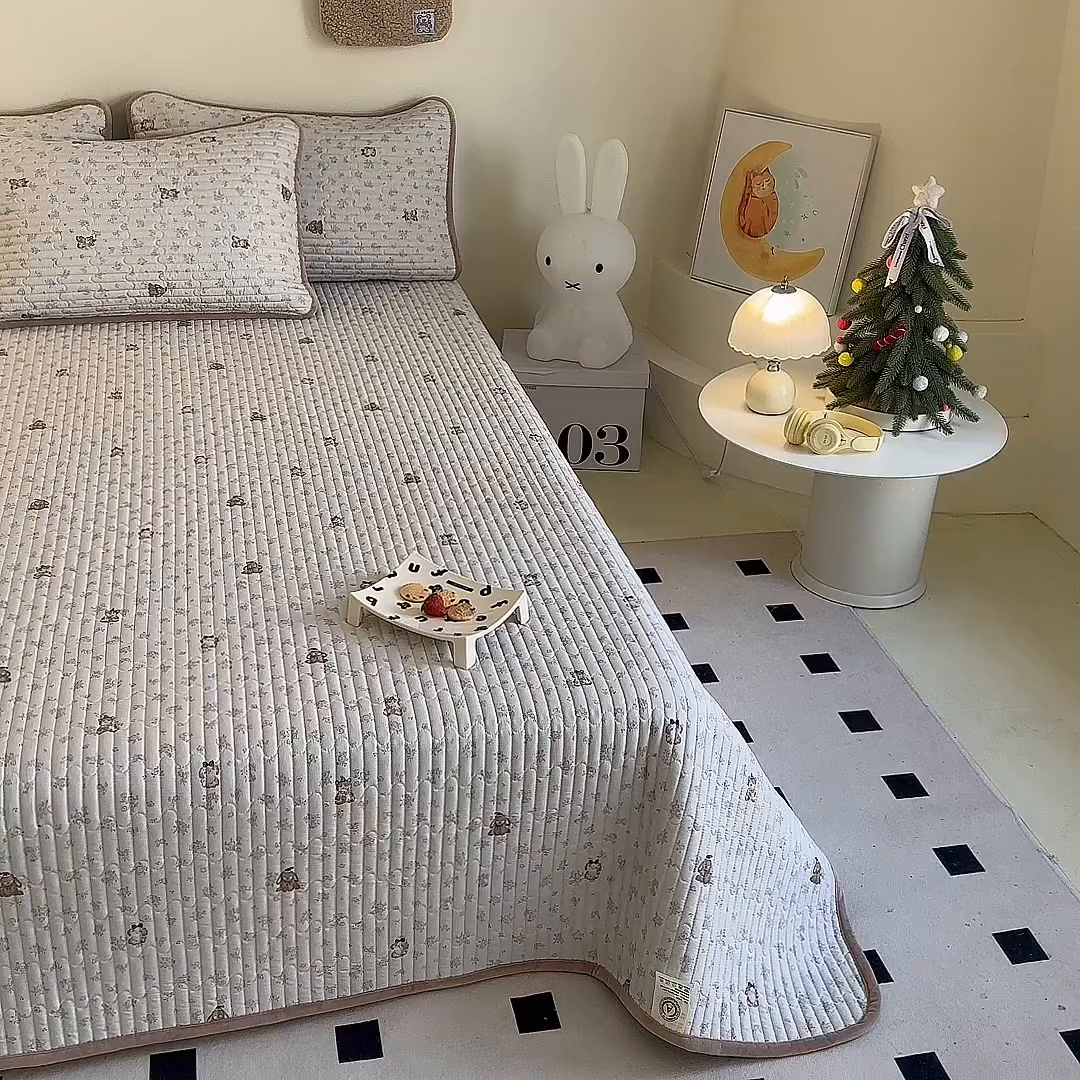 91家纺网 家纺一手货源 找家纺 凌云家纺 2026新款A类13372全棉床盖一面棉一面绒 游园日记