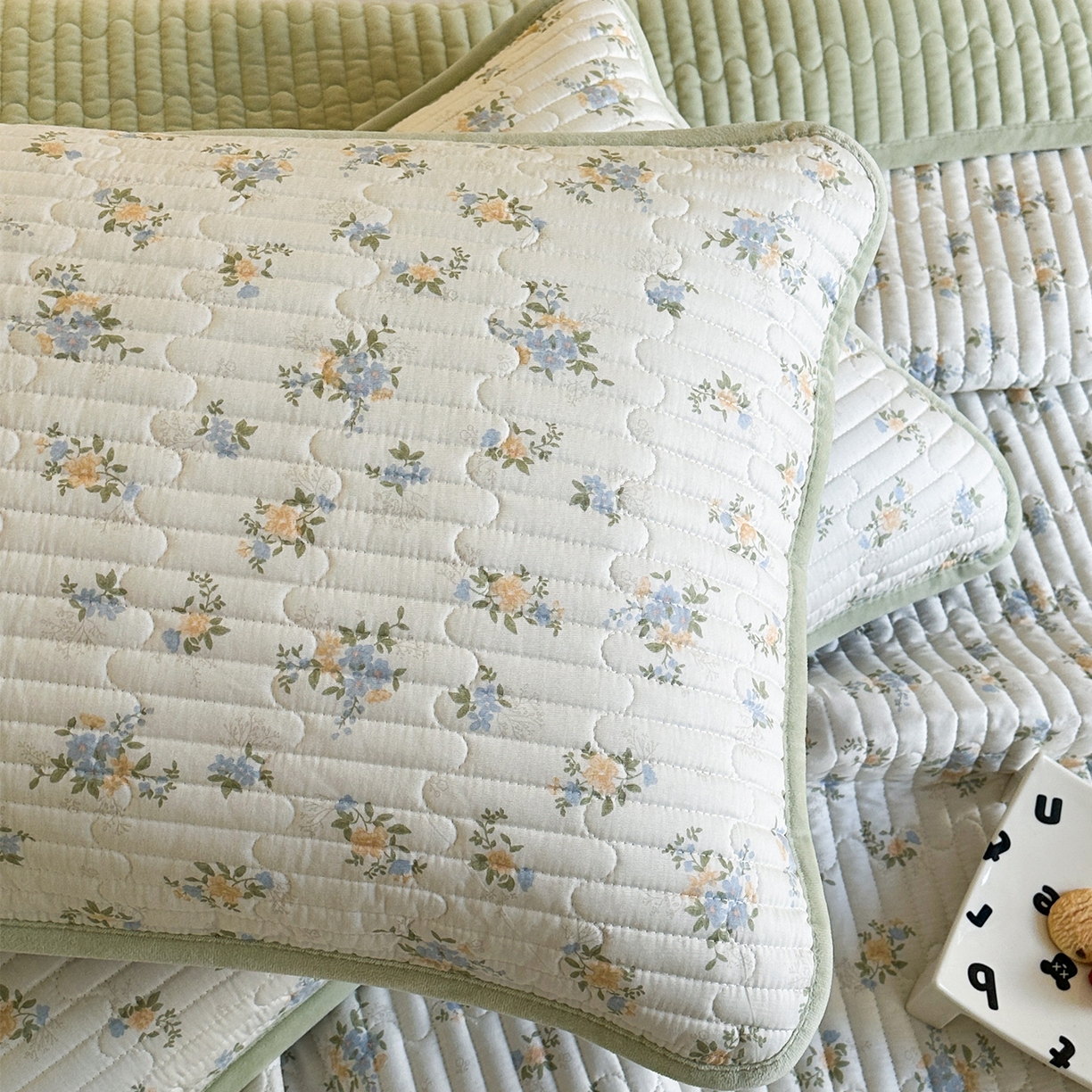 91家纺网 家纺一手货源 找家纺 凌云家纺 2026新款A类13372全棉床盖一面棉一面绒 沐雅清风