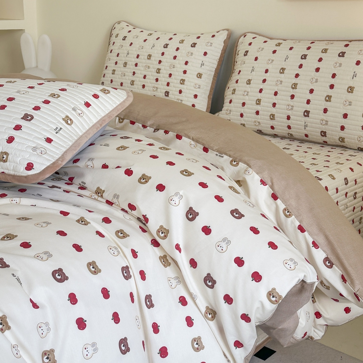 91家纺网 家纺一手货源 找家纺 凌云家纺 2026新款A类13372全棉床盖四件套 苹果乐园