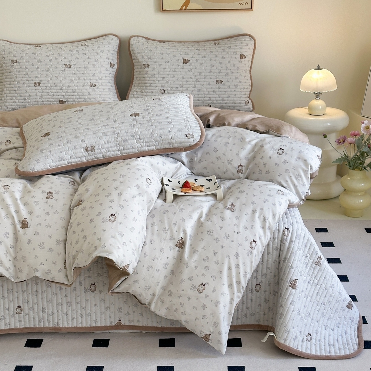 91家纺网 家纺一手货源 找家纺 凌云家纺 2026新款A类13372全棉床盖四件套 游园日记