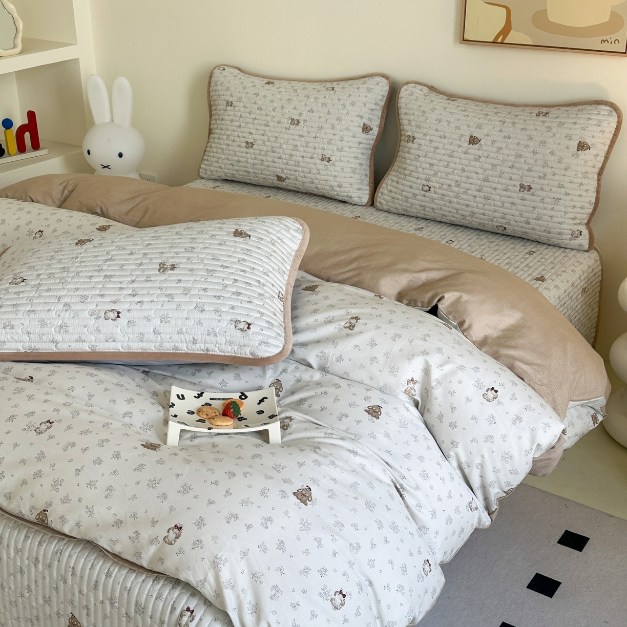 91家纺网 家纺一手货源 找家纺 凌云家纺 2026新款A类13372全棉床盖四件套 游园日记