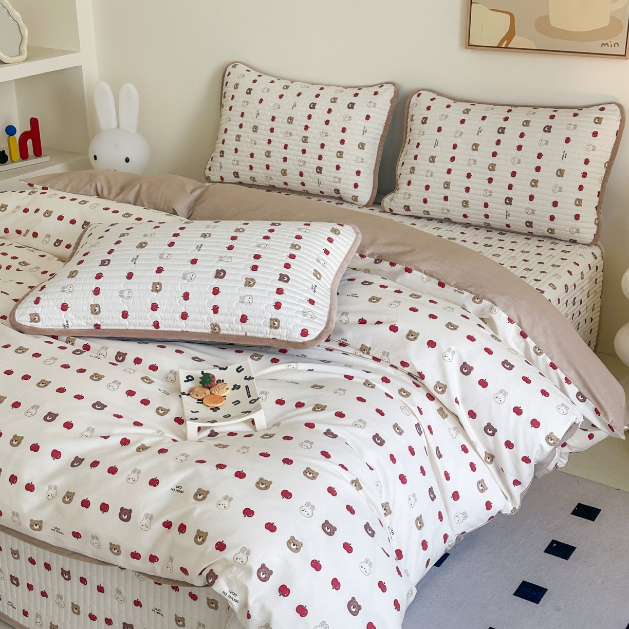 91家纺网 家纺一手货源 找家纺 凌云家纺 2026新款A类13372全棉床盖四件套 苹果乐园