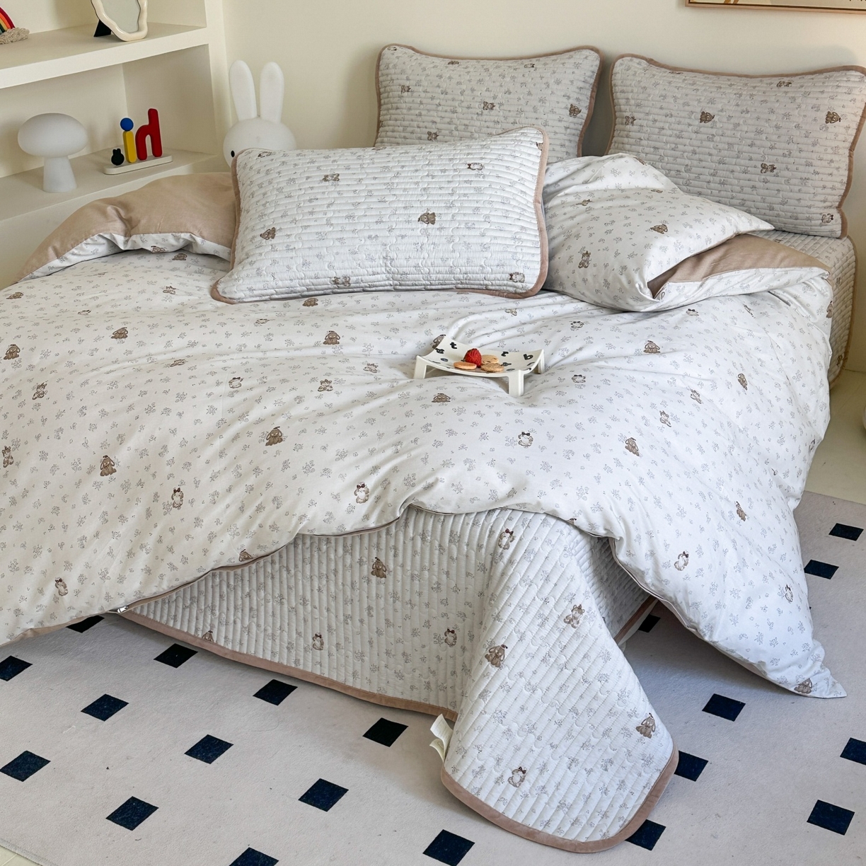 91家纺网 家纺一手货源 找家纺 凌云家纺 2026新款A类13372全棉床盖四件套 游园日记