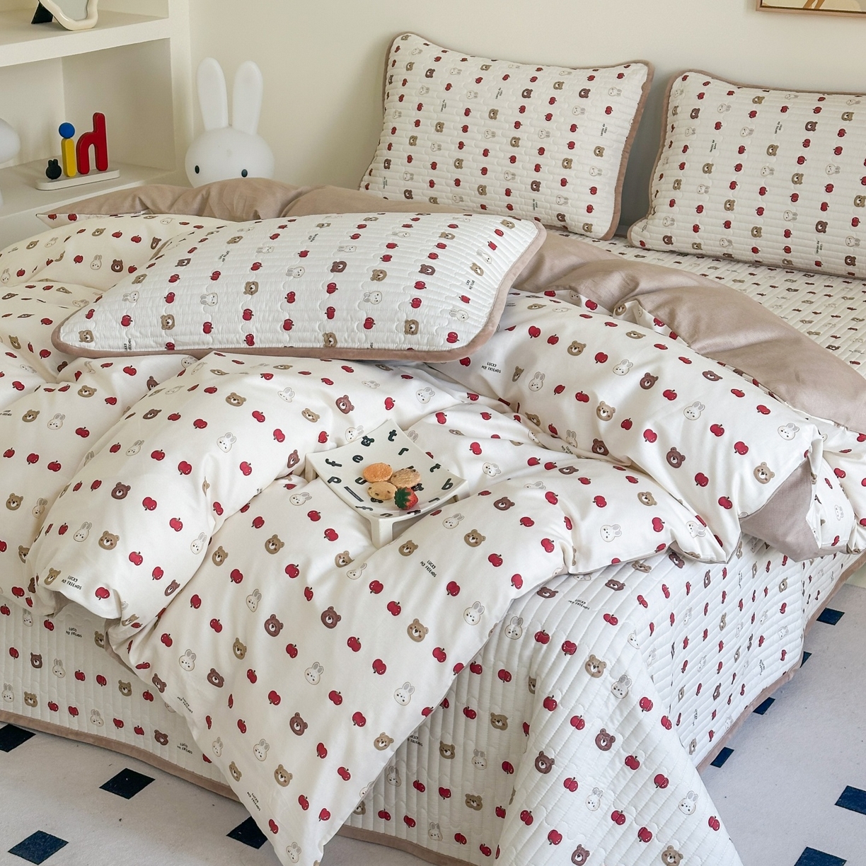 91家纺网 家纺一手货源 找家纺 凌云家纺 2026新款A类13372全棉床盖四件套 苹果乐园