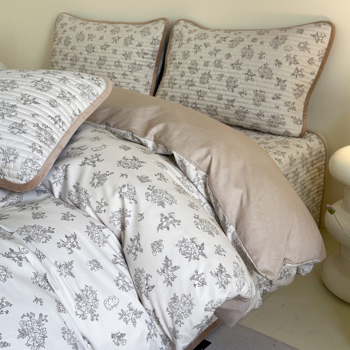 91家纺网 家纺一手货源 找家纺 凌云家纺 2026新款A类13372全棉床盖四件套 花韵