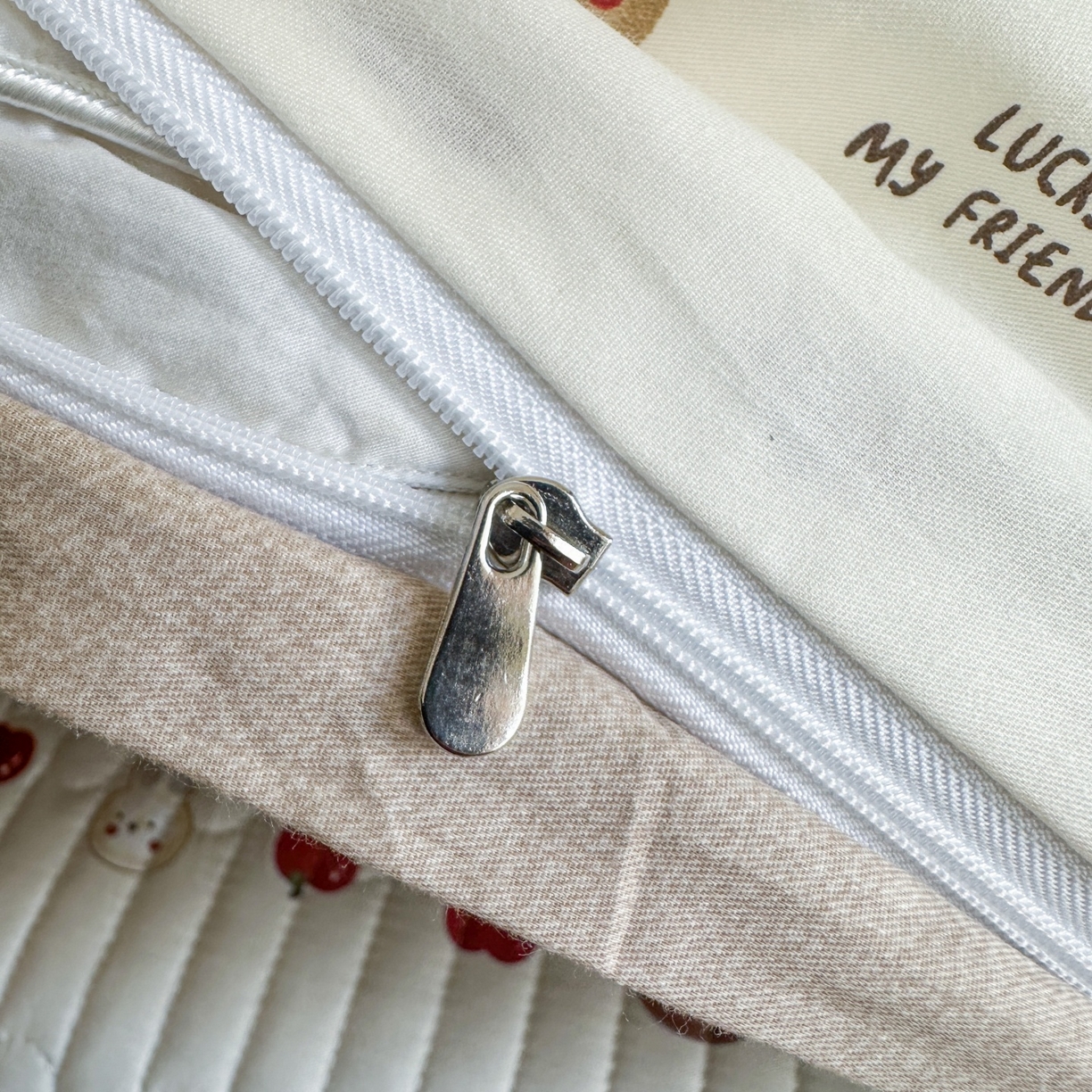 91家纺网 家纺一手货源 找家纺 凌云家纺 2026新款A类13372全棉床盖四件套 苹果乐园