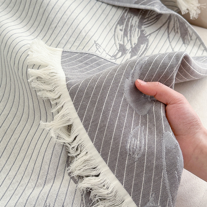 91家纺网 家纺一手货源 找家纺 凌云家纺 2026新款全棉纯棉双层有氧纱大提花流苏毯披肩毯毛毯毯子 花开十分-灰