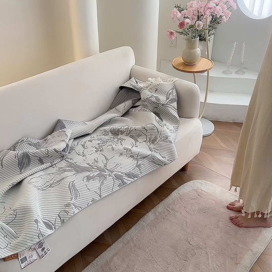 91家纺网 家纺一手货源 找家纺 凌云家纺 2026新款全棉纯棉双层有氧纱大提花流苏毯披肩毯毛毯毯子 花开十分-灰