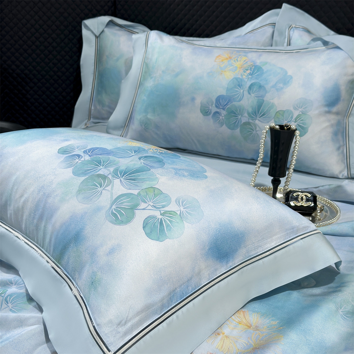 91家纺网 家纺一手货源 找家纺 朵希曼 2026新款60天丝镂空夏被四件套系列（控价：夏被线上券后不低于239 夏被四件套线上券后不低于369) 碧玉夏荷