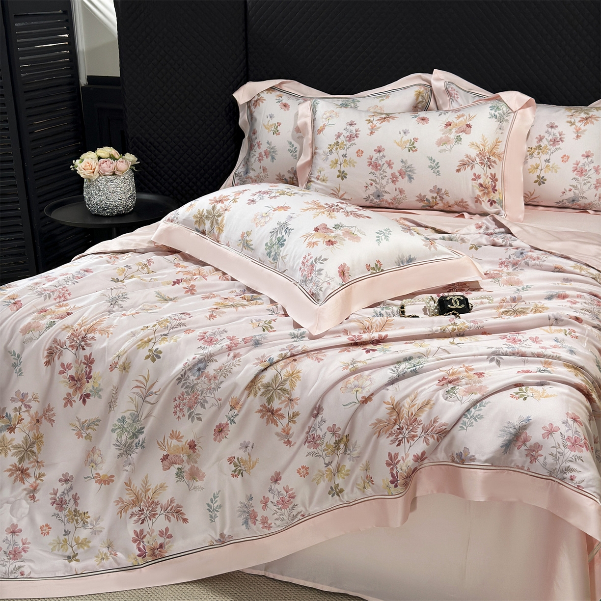 91家纺网 家纺一手货源 找家纺 朵希曼 2026新款60天丝镂空夏被四件套系列（控价：夏被线上券后不低于239 夏被四件套线上券后不低于369) 甜美日记