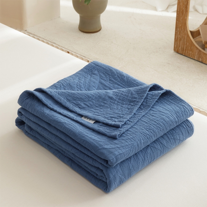 91家纺网 家纺一手货源 找家纺 朴尔家纺-毛巾被 2026春夏新款纯色四层立体三角树叶水洗全棉纯棉纱布系列盖毯毛巾被夏凉被空调被 提花树叶-宝蓝