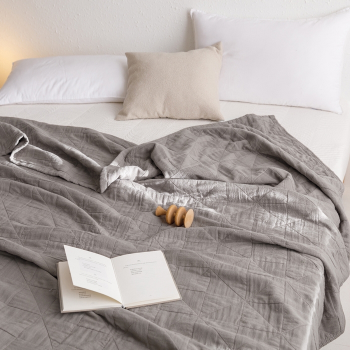 91家纺网 家纺一手货源 找家纺 朴尔家纺-毛巾被 2026春夏新款纯色四层立体三角树叶水洗全棉纯棉纱布系列盖毯毛巾被夏凉被空调被 提花三角-灰