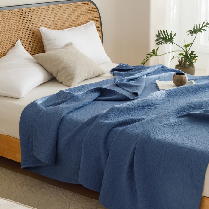 91家纺网 家纺一手货源 找家纺 朴尔家纺-毛巾被 2026春夏新款纯色四层立体三角树叶水洗全棉纯棉纱布系列盖毯毛巾被夏凉被空调被 提花树叶-宝蓝