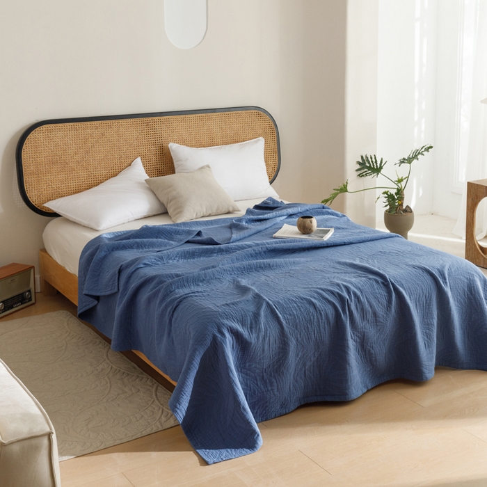 91家纺网 家纺一手货源 找家纺 朴尔家纺-毛巾被 2026春夏新款纯色四层立体三角树叶水洗全棉纯棉纱布系列盖毯毛巾被夏凉被空调被 提花树叶-宝蓝