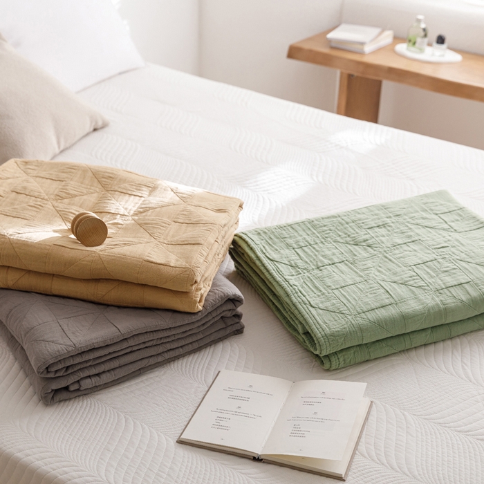 91家纺网 家纺一手货源 找家纺 朴尔家纺-毛巾被 2026春夏新款纯色四层立体三角树叶水洗全棉纯棉纱布系列盖毯毛巾被夏凉被空调被 组合图仅供展示不可下单