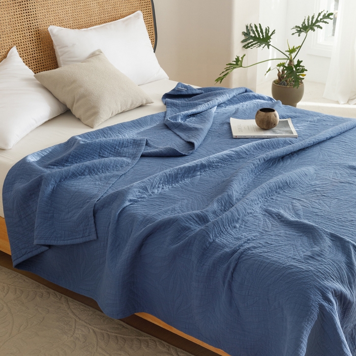 91家纺网 家纺一手货源 找家纺 朴尔家纺-毛巾被 2026春夏新款纯色四层立体三角树叶水洗全棉纯棉纱布系列盖毯毛巾被夏凉被空调被 提花树叶-宝蓝