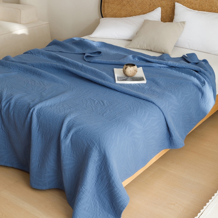 91家纺网 家纺一手货源 找家纺 朴尔家纺-毛巾被 2026春夏新款纯色四层立体三角树叶水洗全棉纯棉纱布系列盖毯毛巾被夏凉被空调被 提花树叶-宝蓝